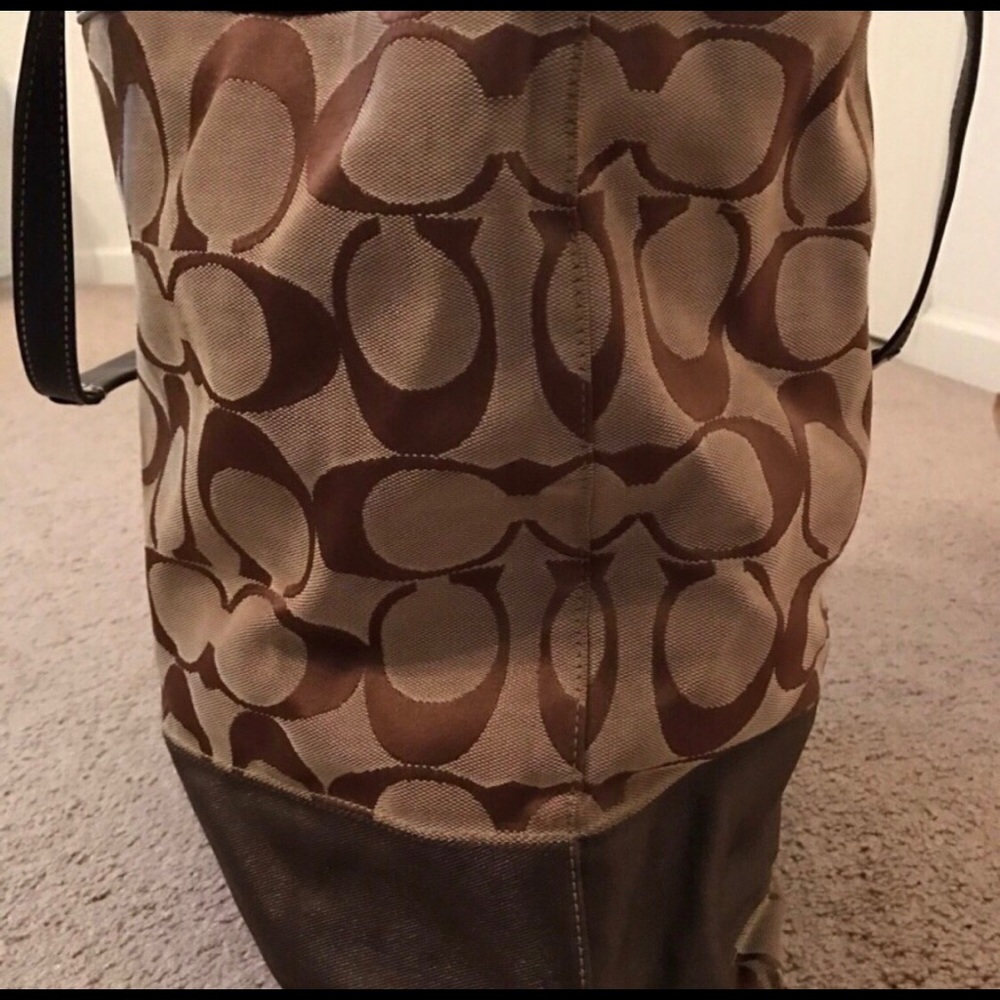 Coach Duffle Bag - Picture 2 of 4